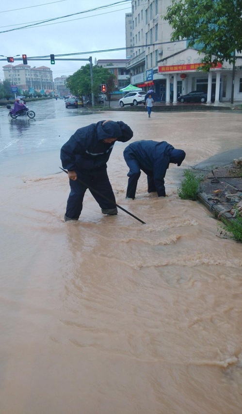 兴国县工业园所：暴雨期间疏通排水设施 保障市民生命财产安全 2