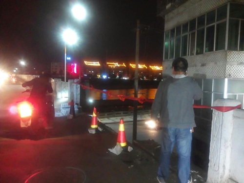 兴国县城管局抢修被撞红军桥护栏确保 通行安全 1