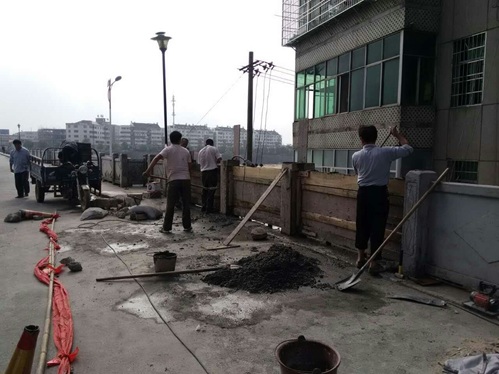 兴国县城管局抢修被撞红军桥护栏确保 通行安全 2