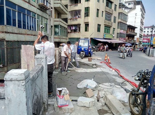 兴国县城管局抢修被撞红军桥护栏确保 通行安全 3